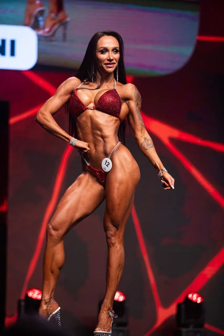 Violetta Kolunova fitnesa bikini uz skatuves